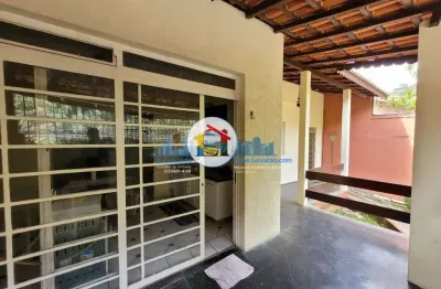 Sobrado espaçoso com 4 dormitórios, ampla sacada e 2 vagas na garagem na vila do castelo!