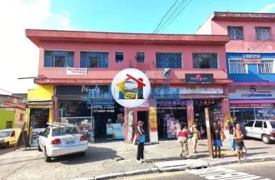 Prédio comercial com 2 bons salões comerciais e 4 salas no coração da vila missionária!