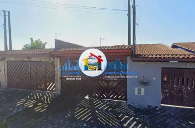 Casa térrea com 2 dormitórios e 2 vagas a 500m da praia em mongaguá!