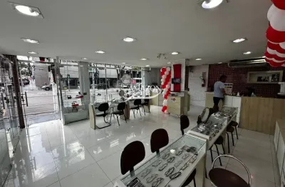 Linda casa com ponto comercial disponível para venda