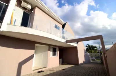 Linda residência em condomínio, sendo sobrado triplex