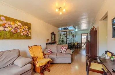 Casa 253m², 3 suítes, pátio, churrasqueira e vaga de garagem para 4 carros no bairro nonoai