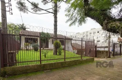 Casa com 5 quartos à venda na Rua Nunes, 302, Medianeira, Porto Alegre