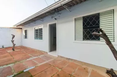 Casa 2 dormitórios no bairro Medianeira em Porto Alegre para Alugar