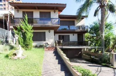 Casa a venda com 03 dormitórios, living 03 ambientes com vista para o rio.