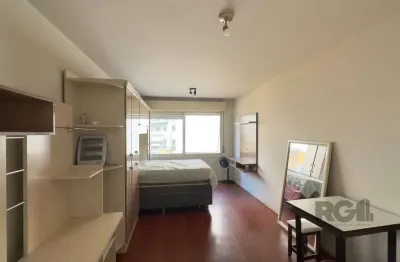 Studio mobiliado em flat a poucos metros da orla do guaíba