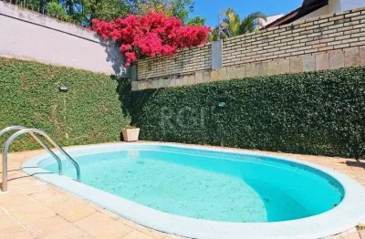 Sobrado 3 dormitórios, 1suíte, área gourmet com churrasqueira, piscina.