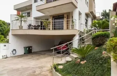 Excelente casa em condomínio com 3 suítes, piscina e 3 vagas de garagem
