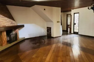 Encantadora residência com 03 dormitórios sendo 01 suíte e piscina.