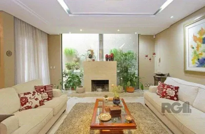 Excelente casa de 330m² com 3 dormitórios, piscina e 3 vagas.