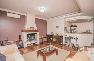 Casa de 329m² - 4 dormitórios, 1 suíte, 6 vagas no bairro vila jardim