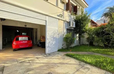 Sobrado com 4 dormitórios, 3 vagas, piscina, próximo a professor oscar pereira
