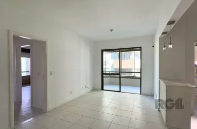 Cobertura com 174m², de frente, 3 dormitórios, em ótima localização no menino deus