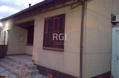 Casa de 3 dormitórios, vagas e pátio - passo da areia