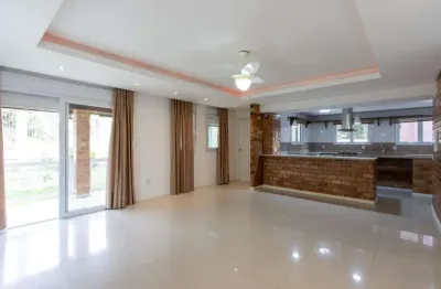 Casa de alvenaria, com 3 dormitórios, 1 suíte, living, cozinha, lavanderia, churrasqueira, banheiro social, pátio e 4 vagas de garagem.