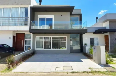 Casa 4 dormitórios( 1 dorm térreo) no Condomínio Villa Amalfi, na zona sul de Porto Alegre.