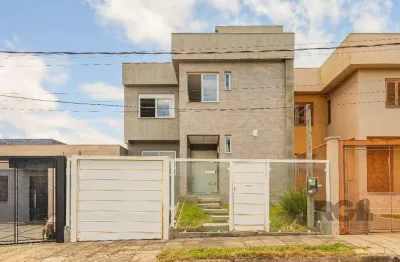 Sobrado, 185 metros quadrados privativo, com 3 quartos, 1 suíte, living e cozinha integrados, lareira, churrasqueira, lavabo e 2 vagas de garagem. e 2 vagas de garagem
