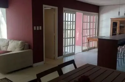 Sobrado com, 3 quartos sendo 1 suíte com hidro, no bairro glória.