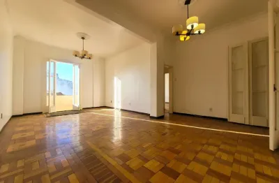Excelente apartamento 2 dormitórios com vista espetacular e sacada na rua :dr. barros cassal .