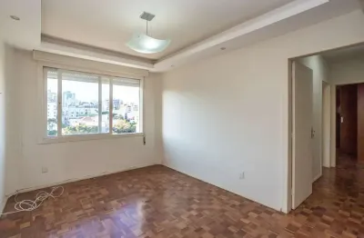 Apartamento no petrópolis de 2 dormitórios dependência e vaga desocupado