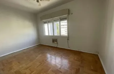 Apartamento 2 dormitórios com dependência 70m2 Moinhos de Vento Av. Cristóvão