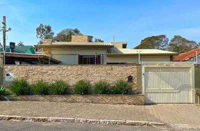 Ótima residência com 4d, piscina e garagem fechada para 2 carros no jardim medianeira.