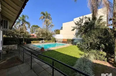 Casa térrea, com 3 dormitórios, sendo 2 suítes, 5 vagas, piscina, no bairro ipanema, em porto alegre, rs