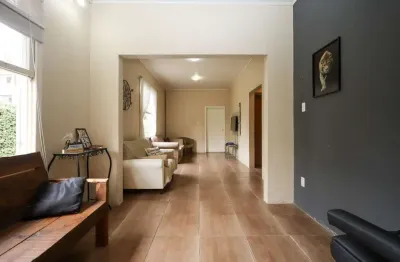 Casa semimobiliada com 188 m² de área privativa com 3 dormitórios sendo 1 suíte e 4 vagas de garagem.