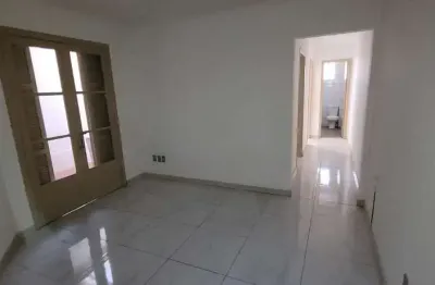 Venda apartamento de 2 quartos térreo, localizado na rua felipe de oliveira, bairro petrópolis