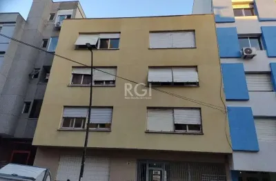 Jk no centro histórico de porto alegre, com 26,01 m², cozinha com pia e armários, banheiro com box, piso com tabuão e orientação solar leste (sol da manhã).