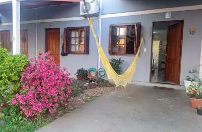 Casa com 2 dormitórios, 1 vaga, na av. otto niemeyer, bairro camaquã, poa, rs