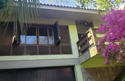 Casa ampla com 5 dormitórios e vista para o guaíba no bairro teresópolis – porto alegre/rs
