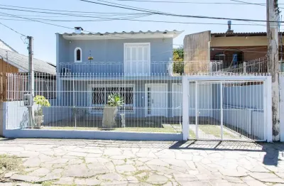 Casa de alvenaria, com 3 quartos, 1 suíte e 3 vagas de garagem.