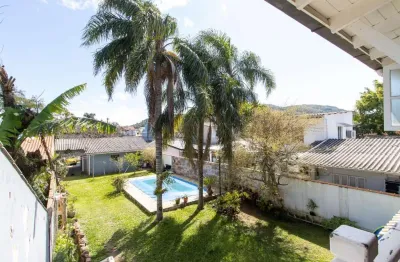 Sobrado amplo com 4 dormitórios com piscina e casa extra no mesmo terreno – Hípica