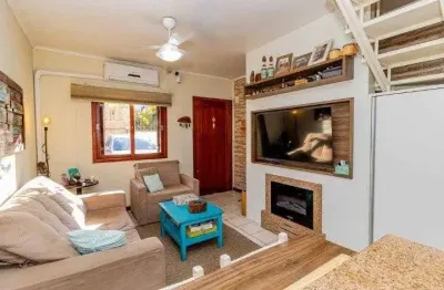 Casa de 3 dormitórios, em condomínio fechado na zona sul de porto alegre, com lareira, churrasqueira e vaga de garagem.