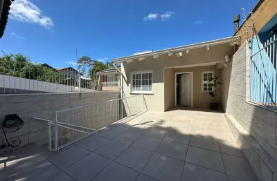 Casa com 2 quartos para alugar na Rua Felizardo de Farias, 185, Medianeira, Porto Alegre