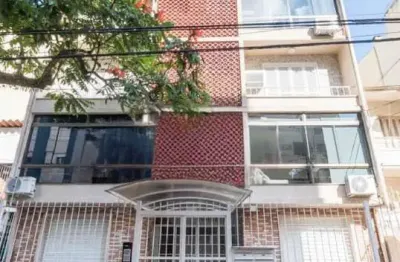 Apartamento amplo e arejado, com excelente iluminação natural e ventilação cruzada.