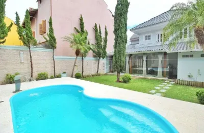 Casa de alto padrão com 3 suítes, piscina e espaço gourmet em frente à praça