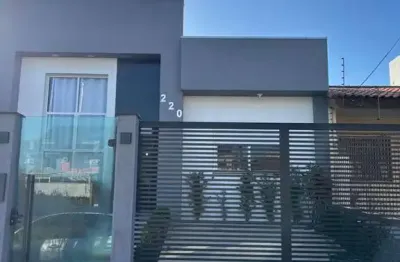 Casa térrea com duas suítes e pátio para alugar na zona sul de porto alegre