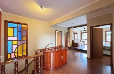 Casa ampla com piscina, adega, quiosque com churrasqueira e casa nos fundos (edícula).