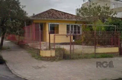 Terreno de esquina com área de 363m² localizado no bairro vila ipiranga em porto alegre/rs.