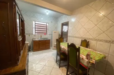 Casa espaçosa semi mobiliada para alugar na rua orfanotrófio – 3 dormitórios, suíte e garagem para até 4 carros!