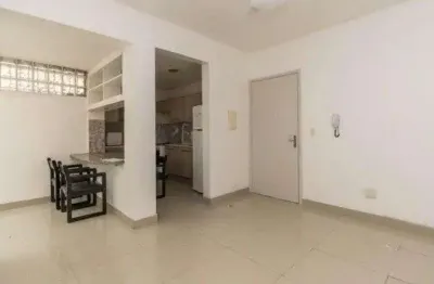 Apartamento de 1 dormitório, com um pequeno pátio no bairro centro histórico.