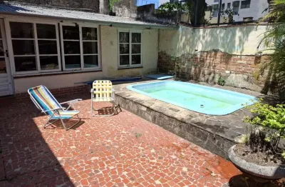 Casa no bairro petrópolis, à 800 metros da encol, com pátio e piscina.