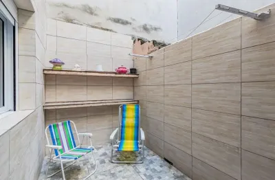 Térreo com pátio semimobiliado, 2 dormitórios, próximo ao praia de belas