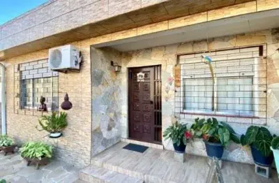 Casa com 03 dormitorios e 4 vagas de garagem proximo a sport club sáo jóse - porto alegre/rs.