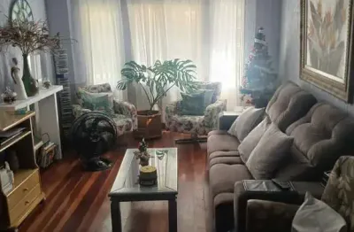 Casa de condomínio, de 3 dormitórios, 1 suíte e 2 vagas de garagem.