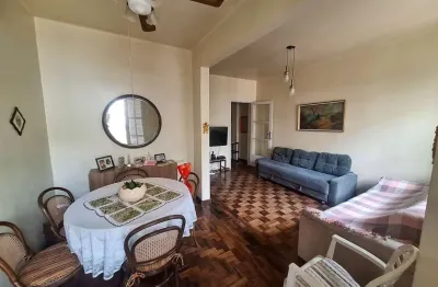 Apartamento térreo com 2 dormitórios e amplo pátio no bairro floresta