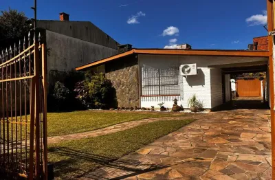 Casa térrea, com 2 dormitórios, 3 vagas, no bairro ipanema, porto alegre, rs