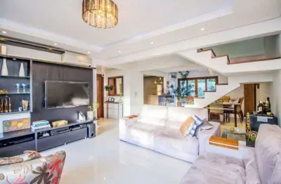 Casa com 3 dormitórios, sendo 1 com closet, sótão e pátio em condomínio